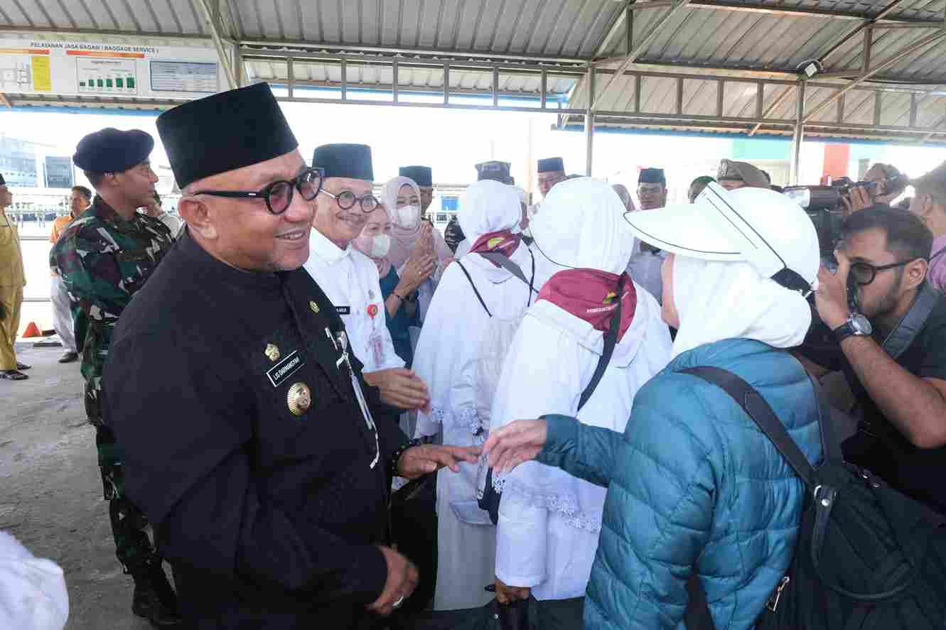 Wako Lis Darmansyah saat menyambut jemaah haji asal Tanjungpinang, pagi tadi. (ft kominfotpi)