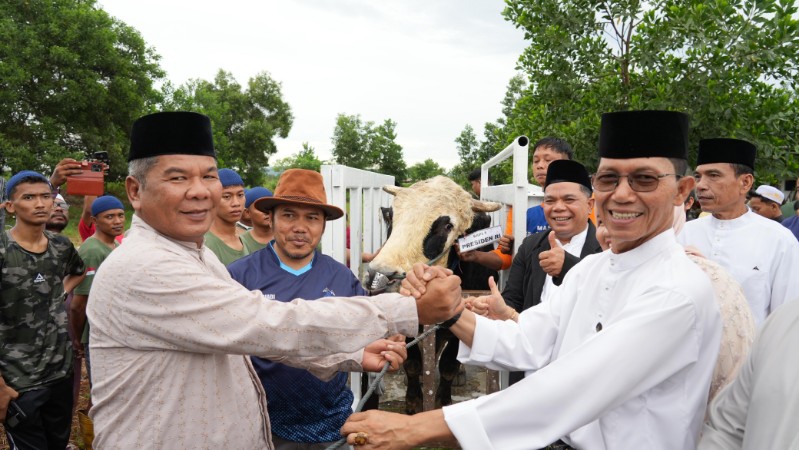 Wali Kota Batam sekaligus Kepala BP Batam, Amsakar Achmad, bersama keluarga melaksanakan Salat Iduladha , pagi tadi. (ft qori)