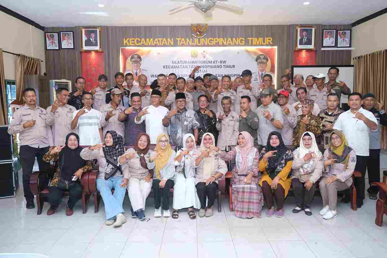 Wali Kota Lis saat berfoto bersama dengan RT dan RW di Kantor Camat Tanjungpinang Timur, kemarin. (ft kominfotpi)