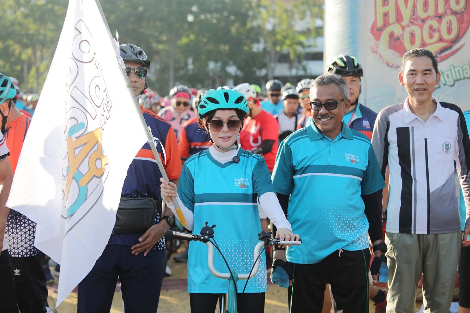 Wawako Li Claudia bersama Sekdako Batam Jefridin saat melepas peserta gowes di Batam, kemarin pagi. (ft qori)