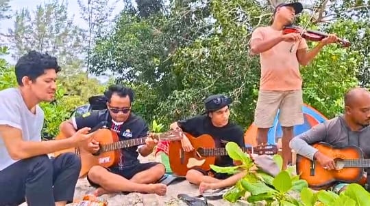 Anggota LMG saat menikmati alam pantai Dabo Singkep, kemarin. (ft lmg)