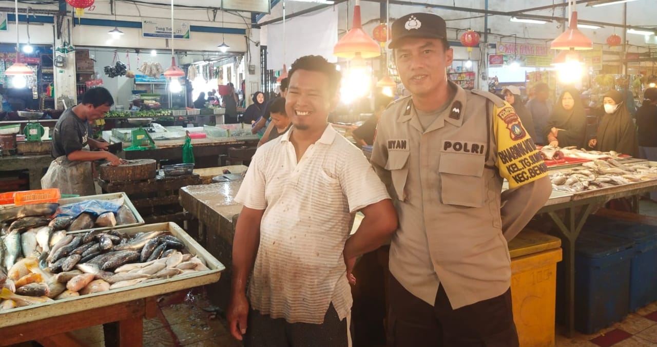 Anggota Polsek Bengkong saat menyosialisasikan bahayan Cunramor di titik strategis di Bengkong. kemarin. (ft polsekbengkong)