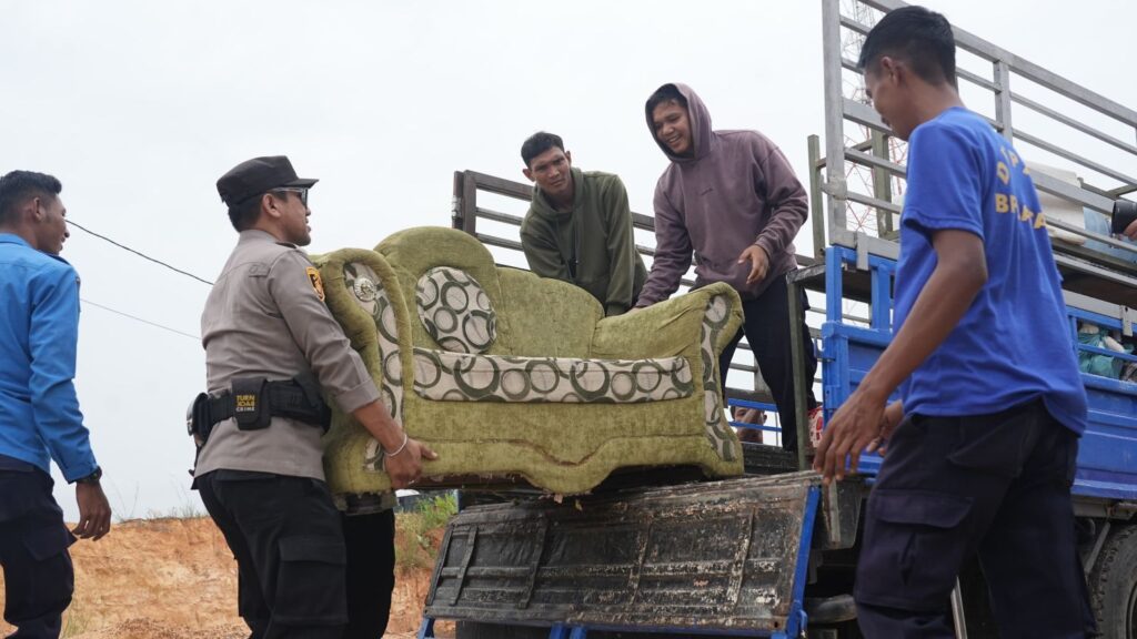 Badan Pengusahaan (BP) Batam kembali memfasilitasi perpindahan dua Kepala Keluarga (KK) terdampak proyek Rempang Eco-City ke hunian baru di kawasan Tanjung Banon, kemarin. (ft humasbpbatam)