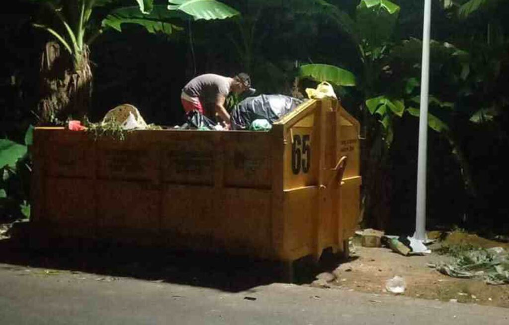 Bak sampah mendapat penerangan lampu jalan di Tanjungpinang. (ft kominfotpi)
