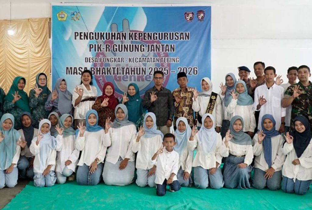Bupati Karimun berfoto bersama pengurus PIK R Gunung Jantan di Pantai Ketam, kemarin. (ft prokopim)