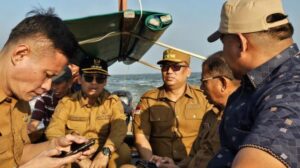 Bupati Karimun dan Wakil Gubernur Kepri saat panen rumput laut di Pulau Sugie, pagi tadi. (ft kominfokepri)