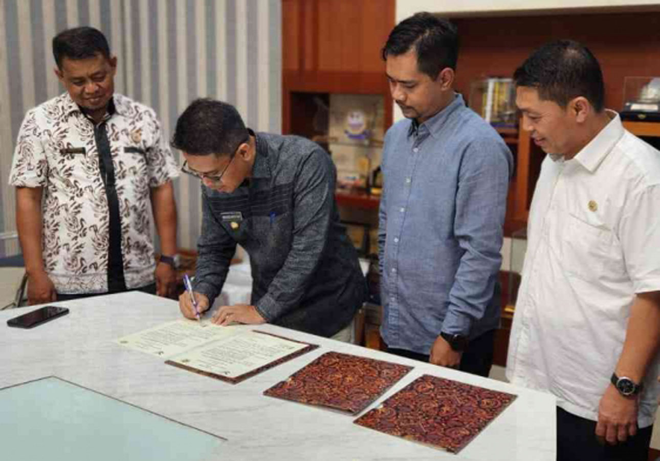 Bupati Karimun saat menandatangani kerjasama dengan PT PKS, belum lama ini. (ft sintya)