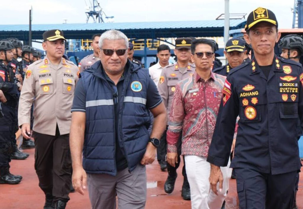 Bupati Karimun saat mendampingi Kepala BNN ke Karimun, pagi tadi. (ft kominfo)