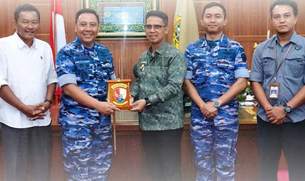 Bupati Karimun saat menerima kunjungan Danlanud Hang Nadim di ruang kerjanya, kemarin, (ft prokopimkarimun)