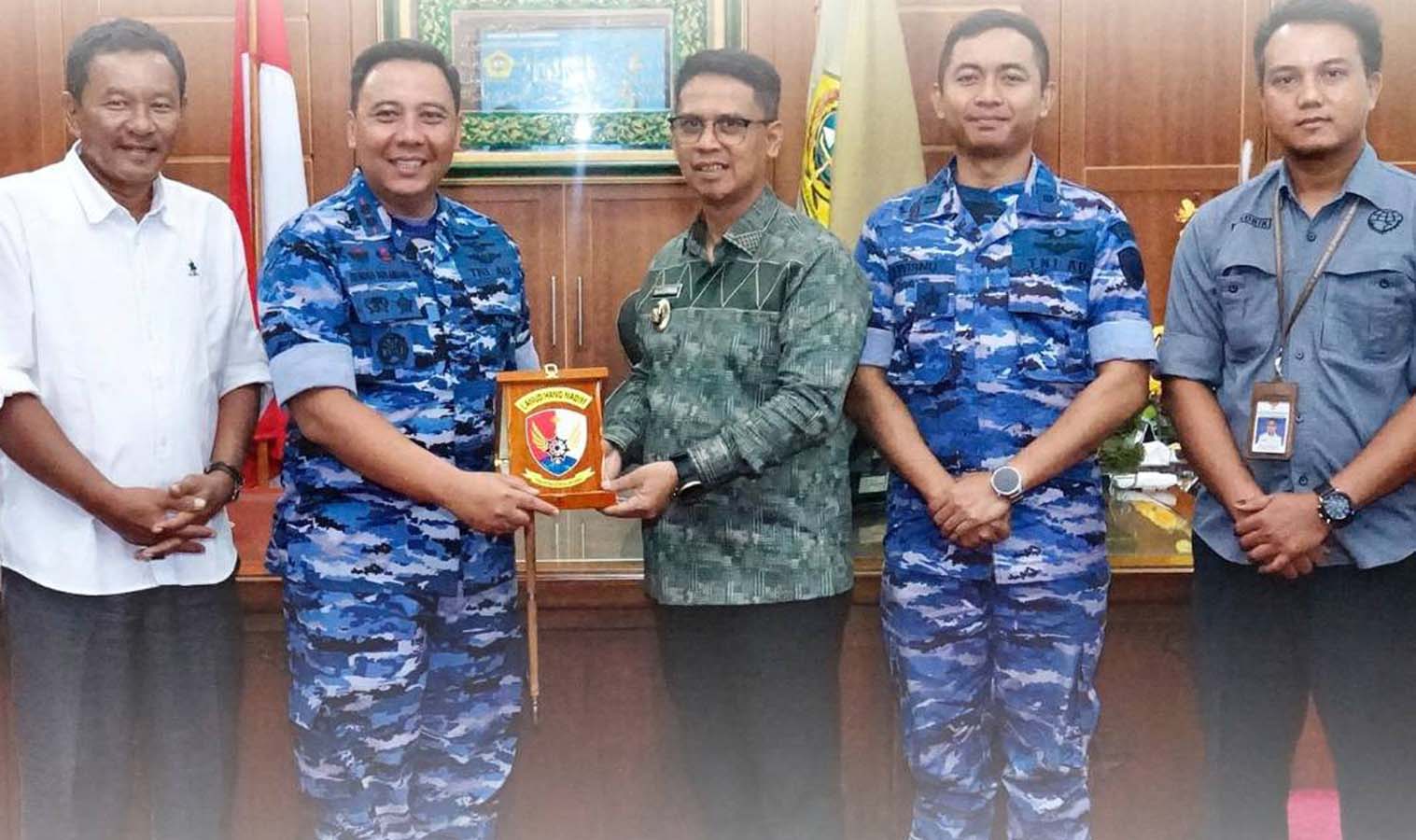 Bupati Karimun saat menerima kunjungan Danlanud Hang Nadim di ruang kerjanya, kemarin, (ft prokopimkarimun)