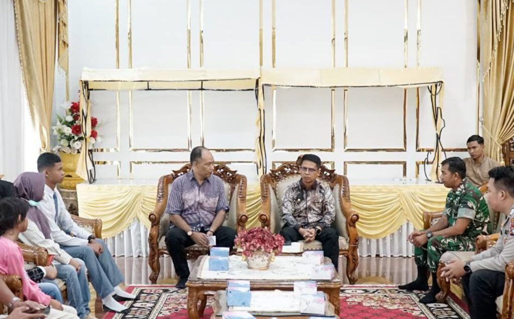 Bupati saat melepas Anggota Paskibrakan tingkat Nasional Tahun 2025, di kediaman dinasnya, kemarin. (ft prokopim)