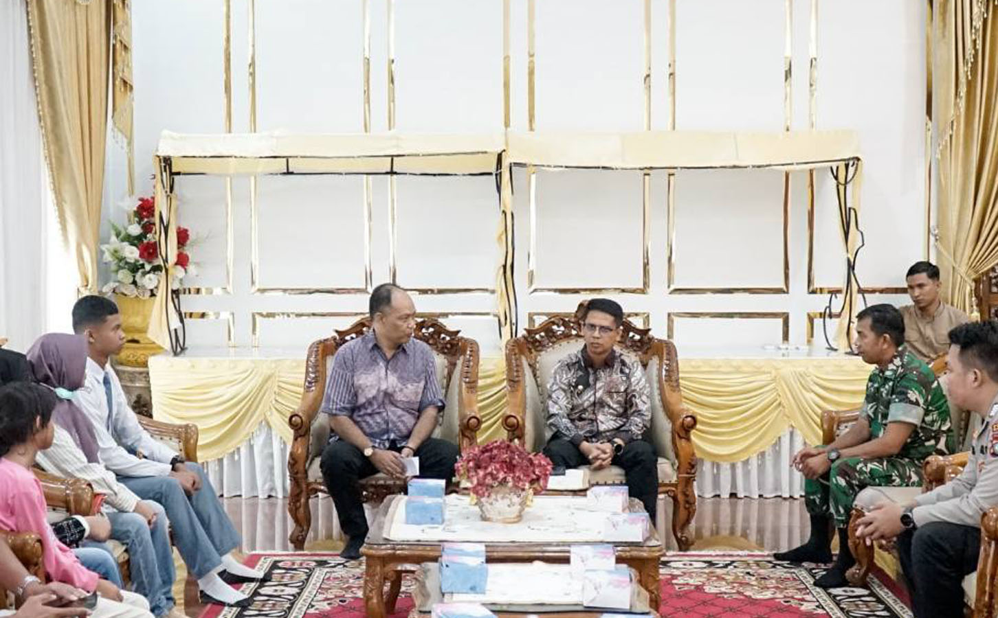 Bupati saat melepas Anggota Paskibrakan tingkat Nasional Tahun 2025, di kediaman dinasnya, kemarin. (ft prokopim)