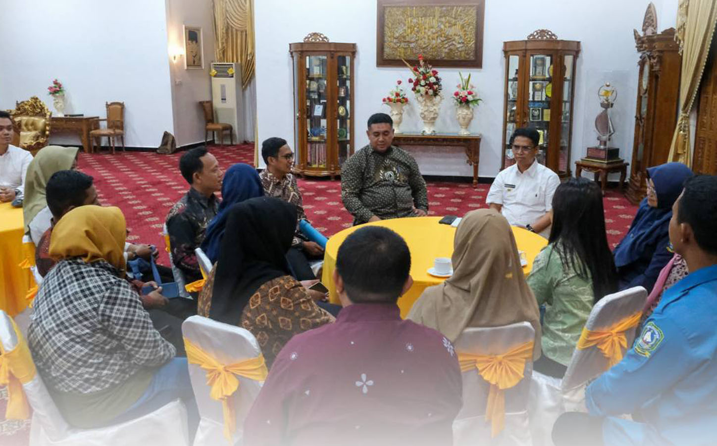 Bupati saat menggelar silaturahmi denan penyuluh perikanan di kediaman dinasnya, kemarin. (ft prokopim)