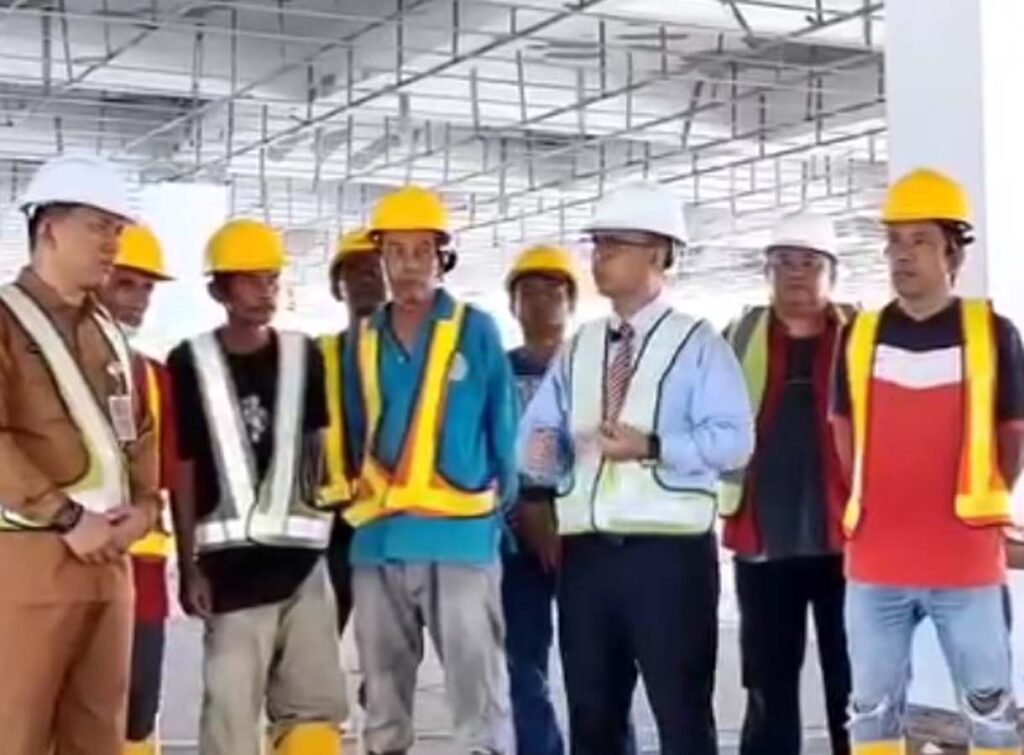 Bupati Karimun saat meninjau MPP di Coastal Area, pagi tadi, (ft prokopim)