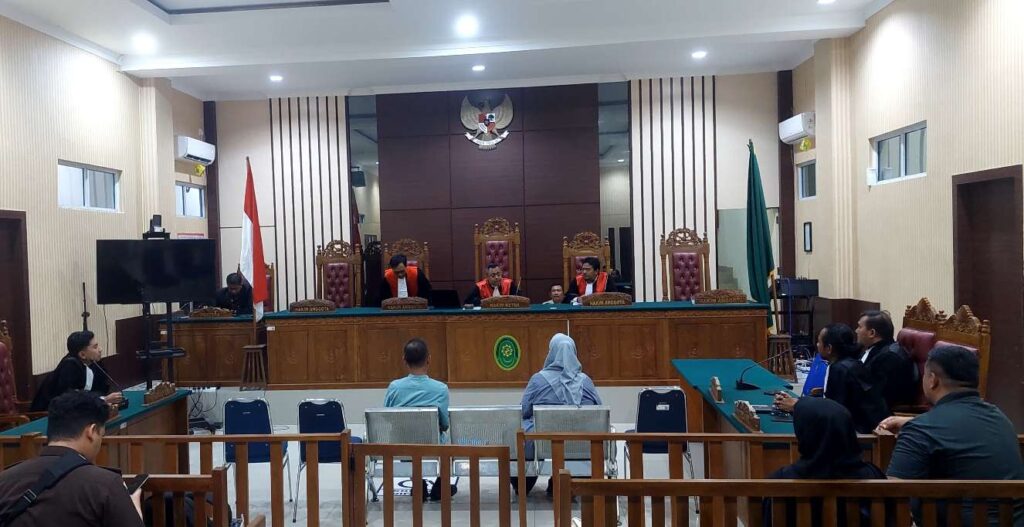 Dua terdakwa kasus korupsi di DLH Karimun saat mendengar vonis hakim Tipikor di Tanjungpinang, Kamis lalu. (ft ricky)