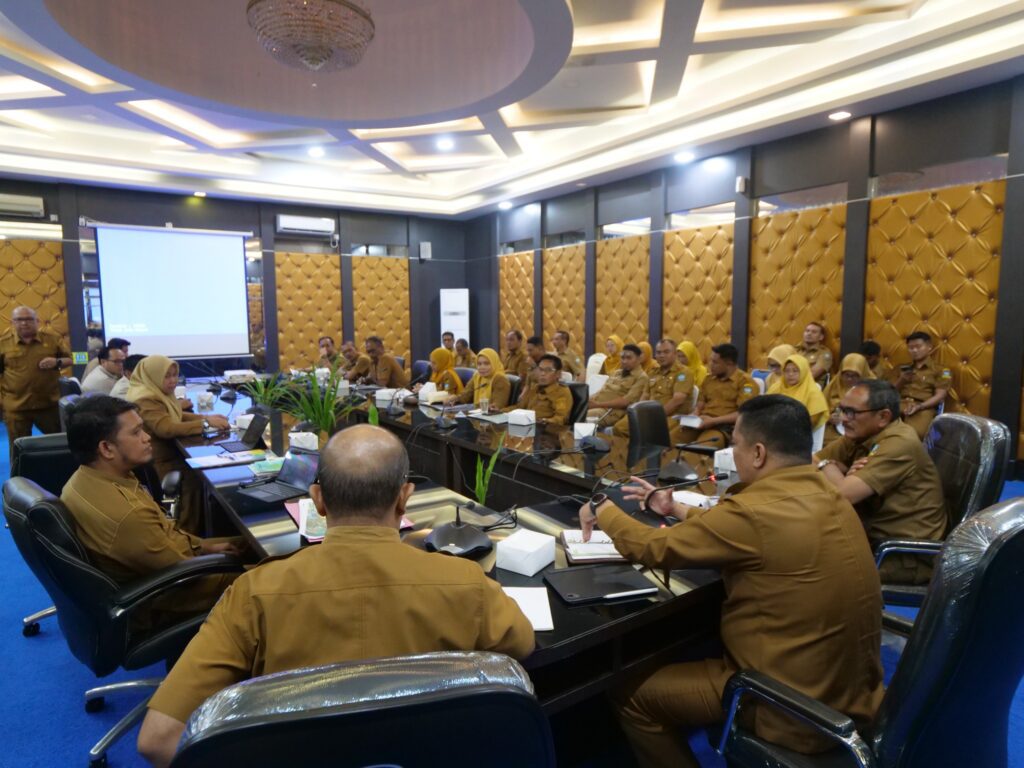 Jajaran Pemkab Bintan saat rapat pembahasan penegasan batas wilayah administrasi di Pemkab Bintan, kemarin. (ft mcbintan)