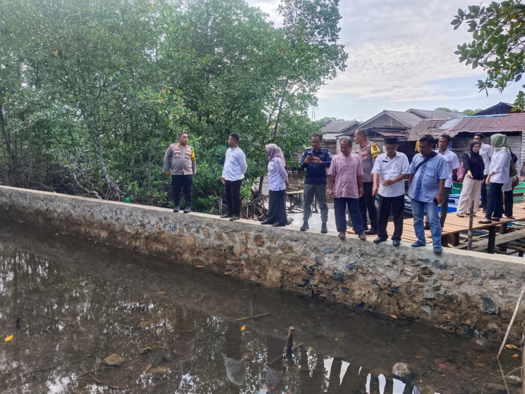 Kaporles Natuna saat meninjau tambak ikan warga, siang tadi, (ft rusdiandika)
