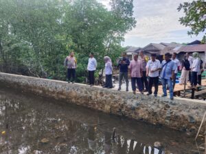 Kaporles Natuna saat meninjau tambak ikan warga, siang tadi, (ft rusdiandika)