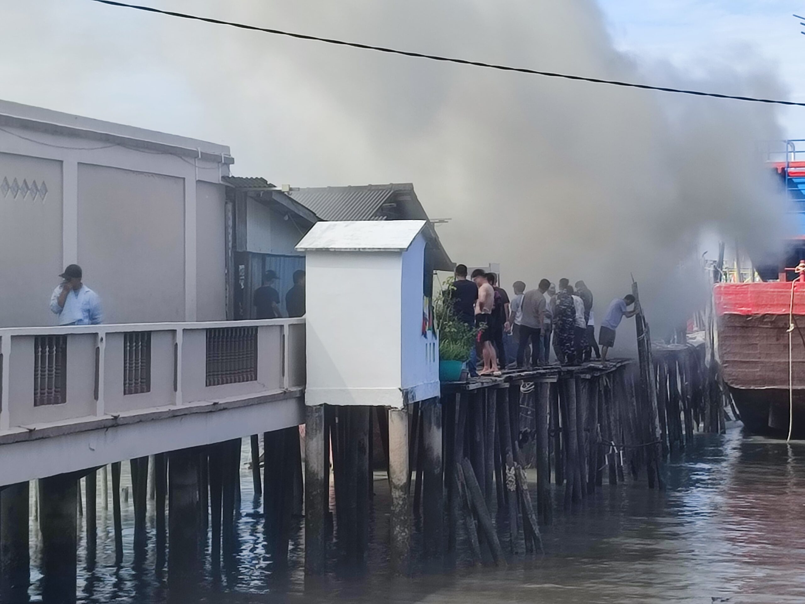 Kebakaran sebuah kapal tangkap ikan di Kelurahan Baran Meral, siang ini. (ft risdianto)