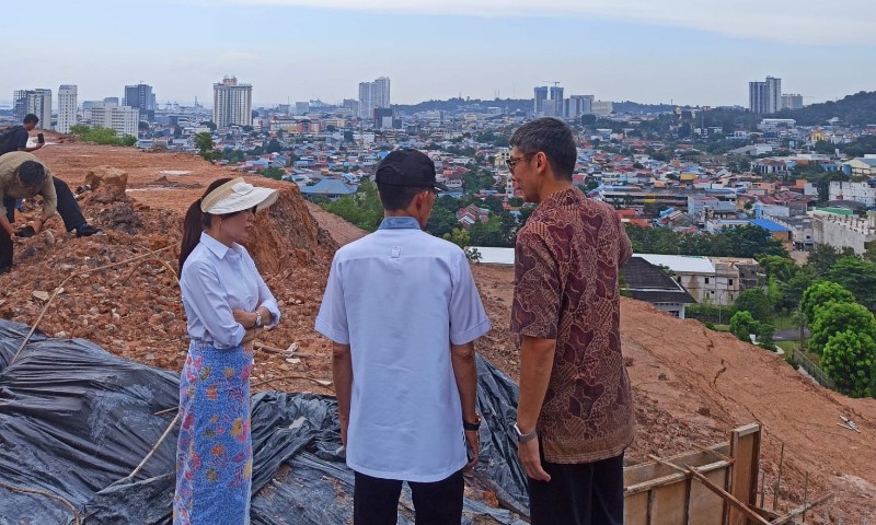 Kepala dan Wakil Kepala BP Batam saat meninjau Cut and Fill di Hotel Vista Batam, kemarin. (ft humasbpbatam)