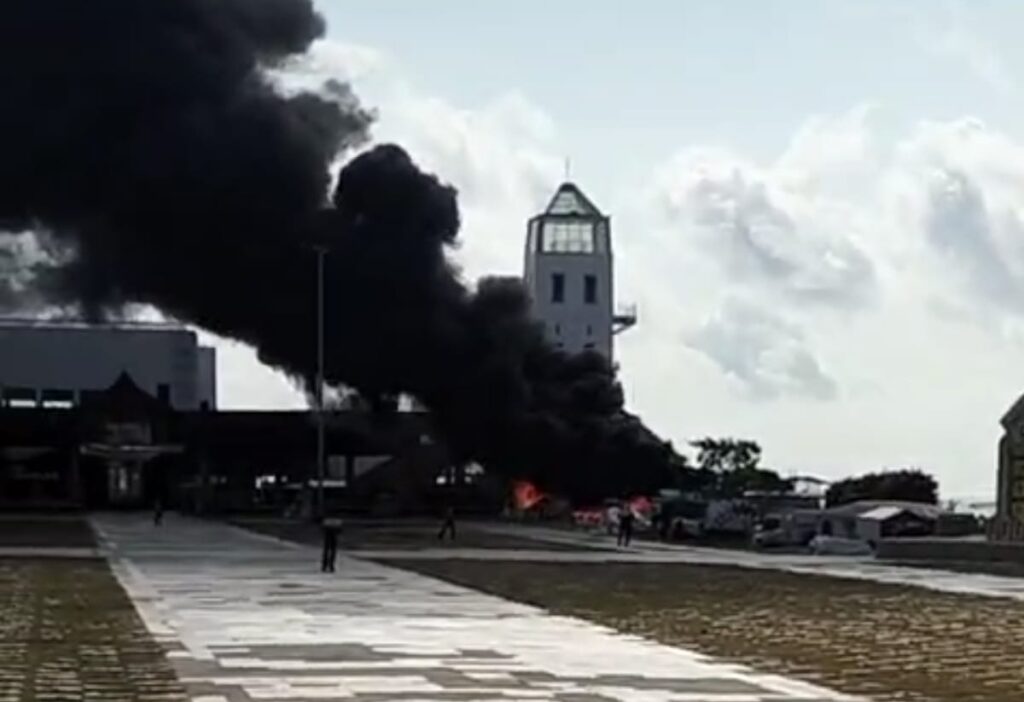 Kepulan asap kebakaran di sudut Coastal Area, pagi ini. (ft erwin)