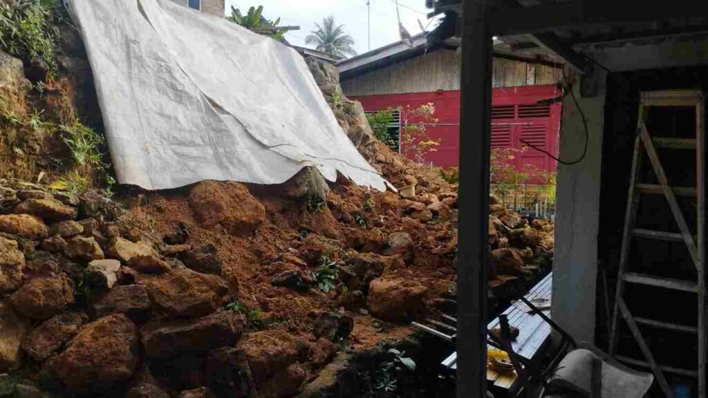 Longsor di Gg Tanjung, RT 005 RW 13, Kelurahan Kemboja, Kecamatan Tanjungpinang Barat, sore tadi. (ft kominfotpi)