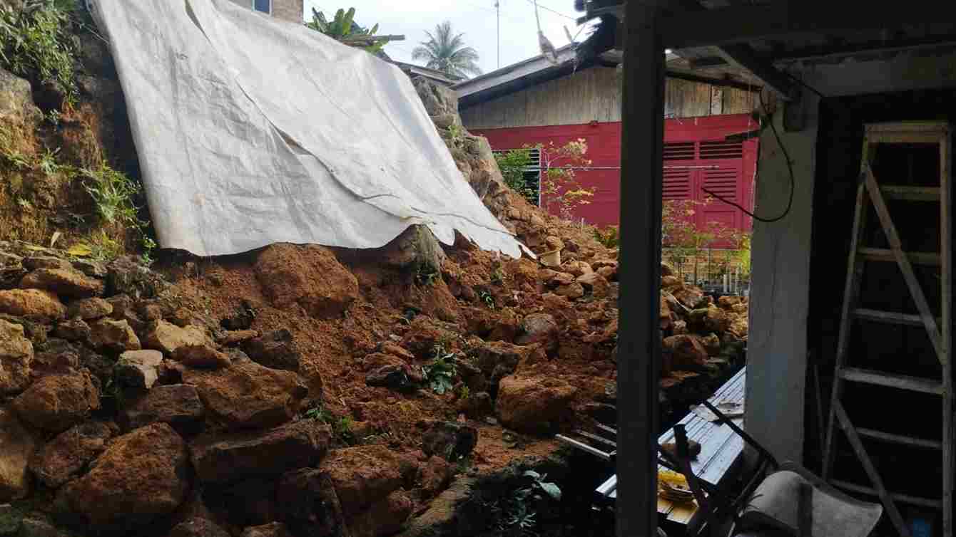 Longsor di Gg Tanjung, RT 005 RW 13, Kelurahan Kemboja, Kecamatan Tanjungpinang Barat, sore tadi. (ft kominfotpi)