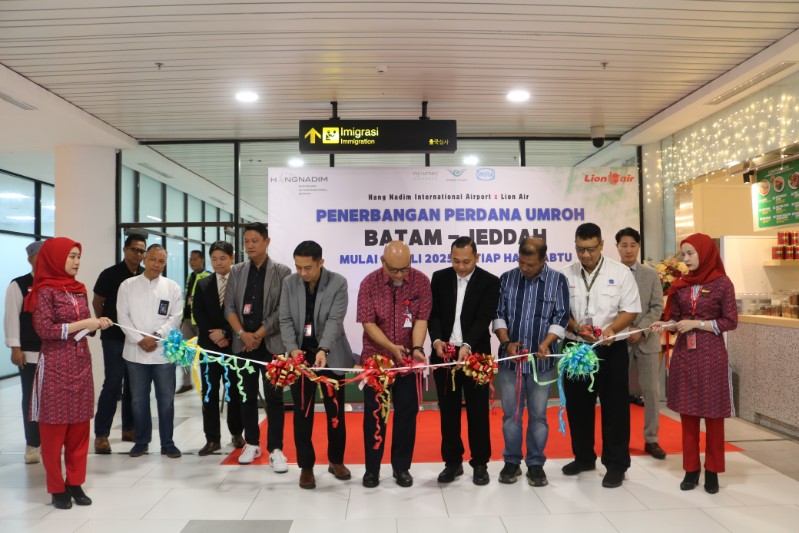 Manajemen BIB dan Lion Air (JT082) meresmikan penerbangan perdana umrah langsung dari Bandara Hang Nadim Batam ke Bandara King Abdulaziz , Arab Saudi, siang tadi. (ft humasbpbatam)