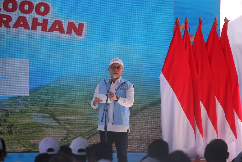 Menko Bidang Pangan, Zulkifli Hasan saat sambutan peresmian simbolis Kopdes Merah Putih di Klaten, pagi tadi. (ft infopublik)