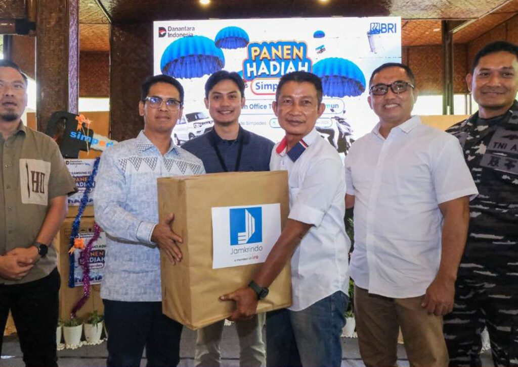 Penyerahan panen hadiah dari BRI Tanjungbalai Karimun kepada pemenang, kemarin. (Ft brikarimun)