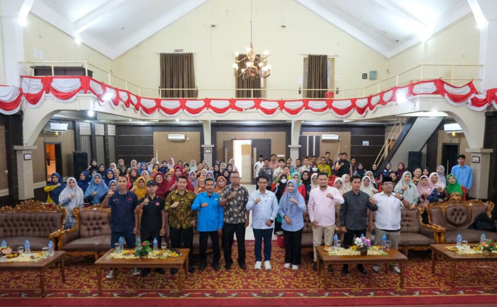 Peserta seminar pendidikan berfoto bersama sebelum kegiatan dimulai, kemarin, (ft prokopim)