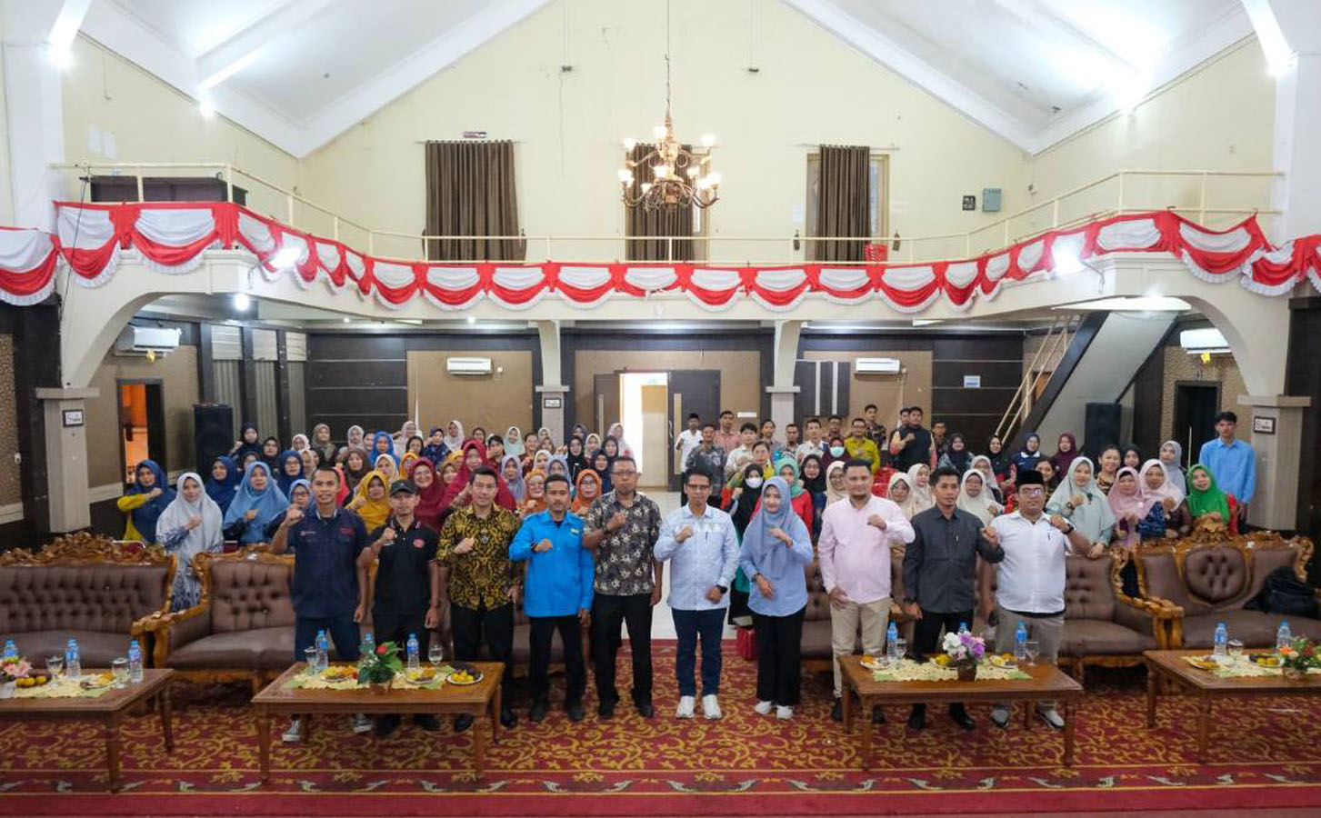 Peserta seminar pendidikan berfoto bersama sebelum kegiatan dimulai, kemarin, (ft prokopim)