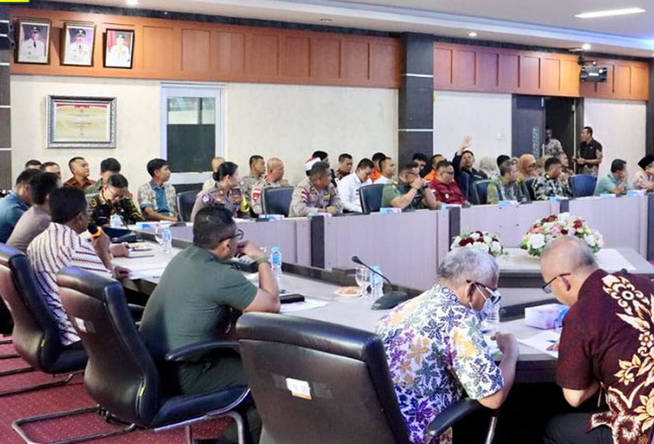 Pj Sekdakab Karimun Djunaidy saat memimpin rapat HUT RI, kemarin. (ft msaimi)