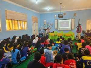 Polres Lingga saat acara sosialisasi Bahaya Narkoba dan Judi Online ke Pelajar SMP. (ft wandy)