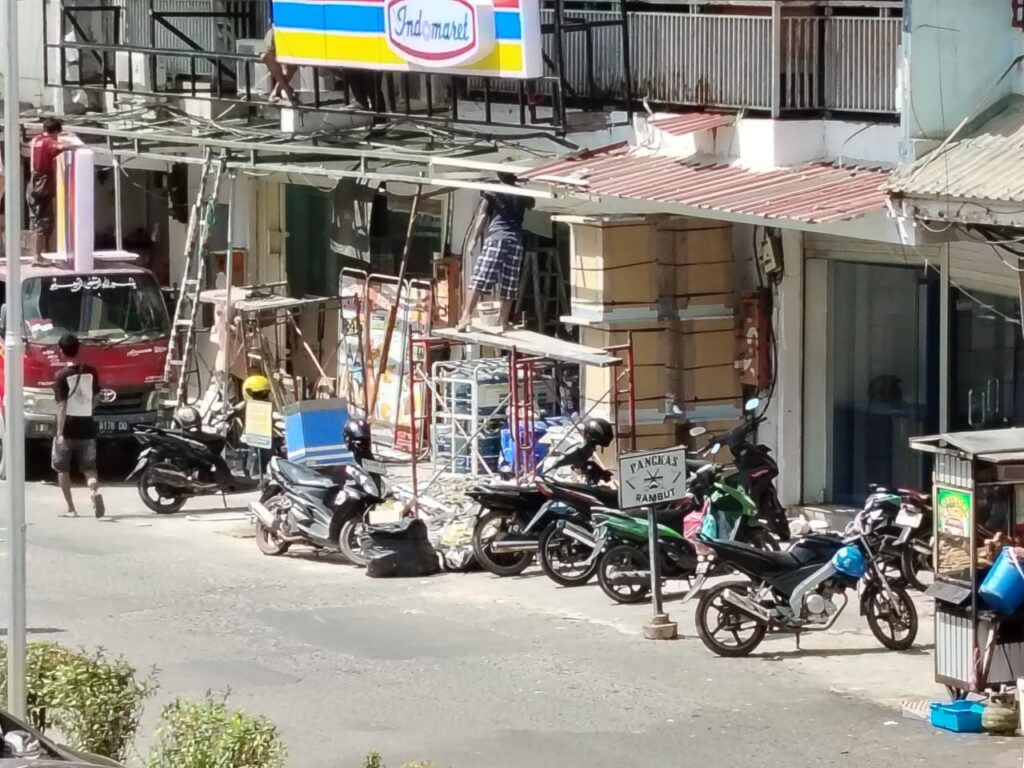 Kondisi parkir di tepi jalan di sudut Kota Batam, pagi ini. (ft ricky)