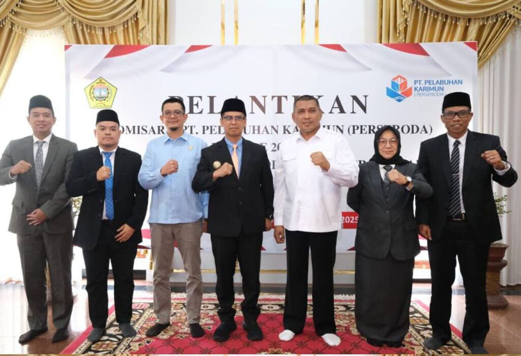 Suasana pelantikan Perseroda Karimun di kediaman dinas bupati, pagi tadi. (ft prokopim)