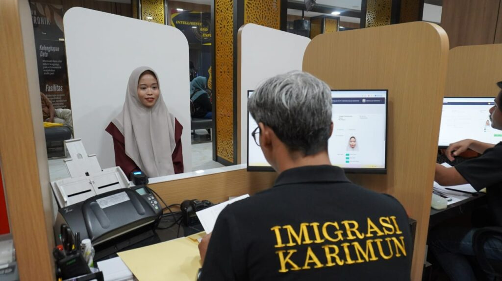 Suasana pengurusan paspor di Kantor Imigrasi Karimun, pagi tadi. (ft novel)