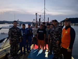 Tim Gabungan saat mengevakuasi 5 awak kapal di Perairan Alang Tiga, kemarin. (ft satpolarudlingga)