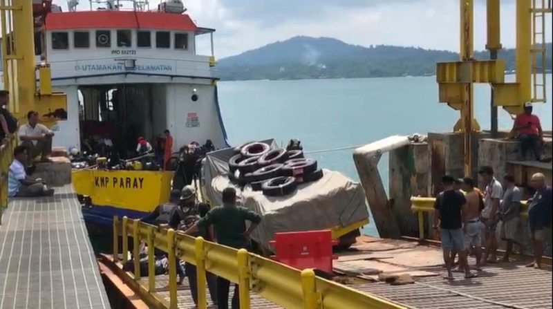 Truk terperosok di Pelabuhan Roro Jagoh Lingga, siang tadi. (Ft wandi)