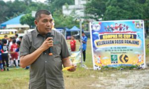 Wabup Rocky saat membuka Turnakem Kompas Cup I di Kelurahan Pasir Panjang, pagi tadi. (ft msaimi)