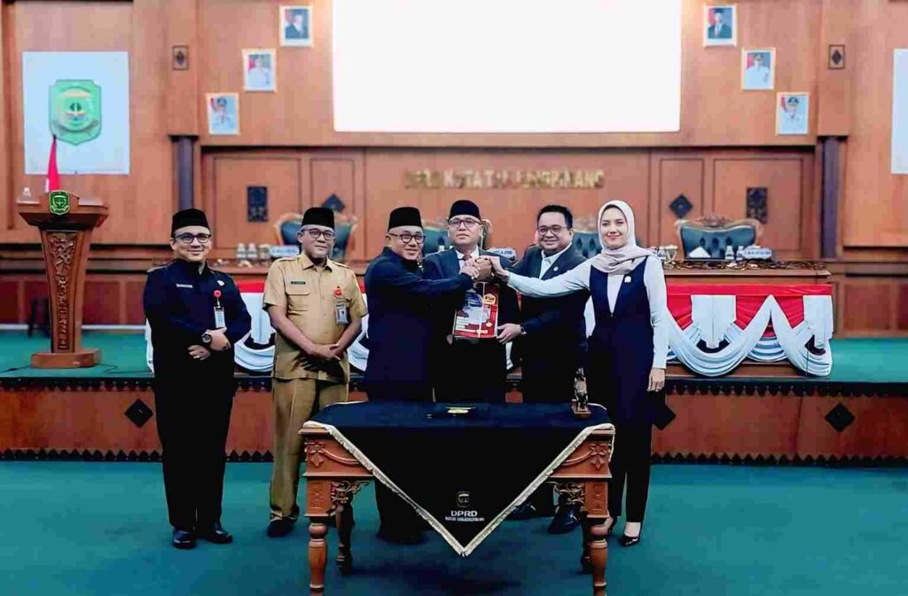 Walikota Lis Darmansyah dan Unsur Pimpinan DPRD Tanjungpinang berfoto usai pembacaan KUA PPAS Perubahan APBD 2025, pagi tadi. (ft kominfotpi)
