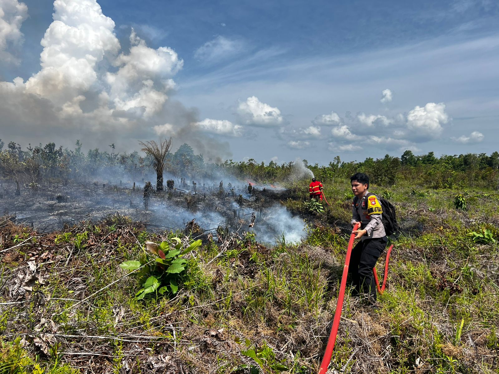 Bhabinkamtibmas dan BPBD Natuna Berjibaku Padamkan Karhutla di Batubi-Kelarik