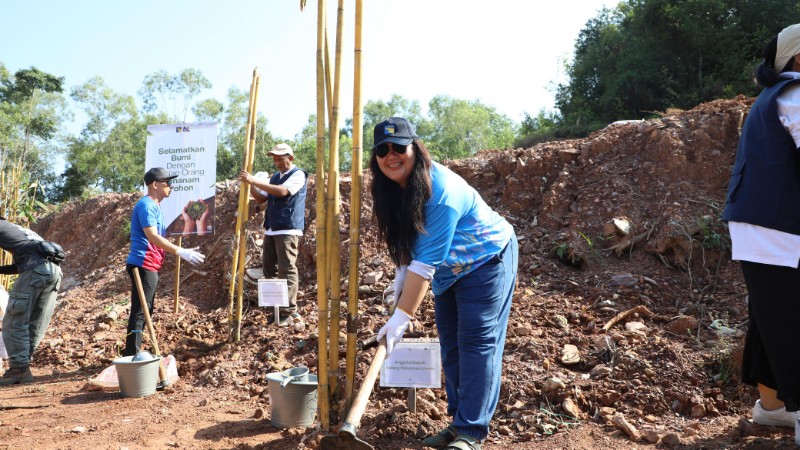 Ariastuty Sirait saat menanam pohon babnu di Sei Harapan, kemarin. (ft humasbpbatam)