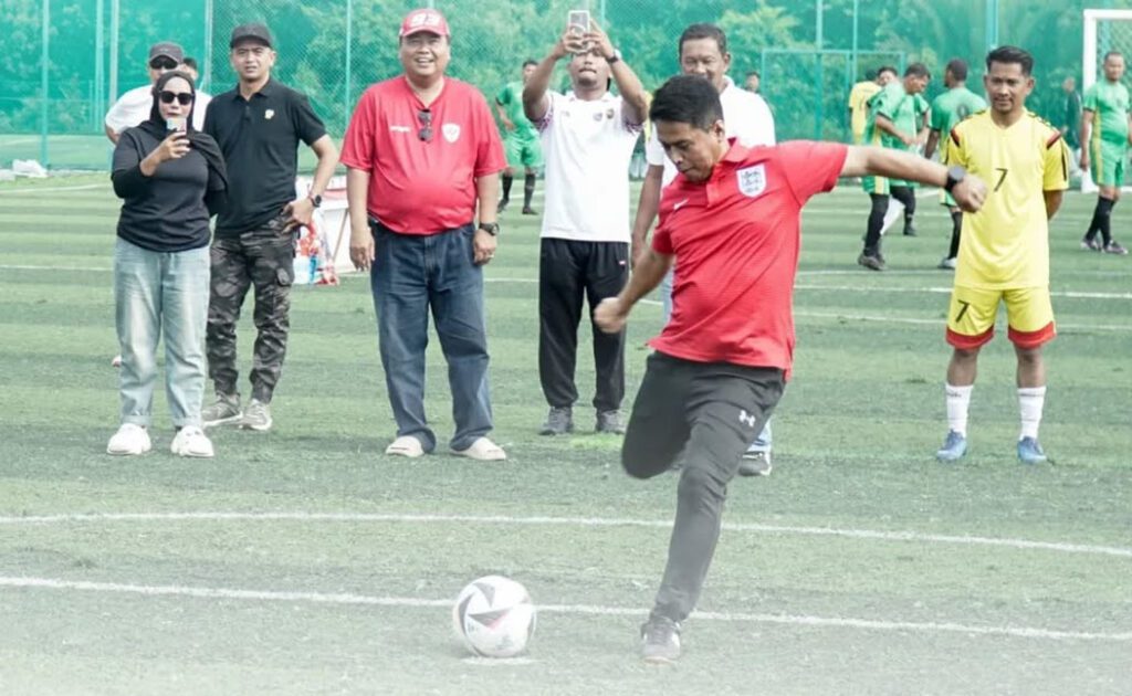 Bupati Karimun saat menendang bola saat pembukaan turnamen minisoccer SOB di Coastal Area, kemarin. (ft prokopimkarimun)