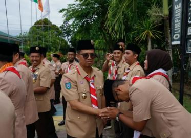 Bupati Karimun saat mengikuti upacara Hari Pramuka di SMAN 4 Karimun, kemarin, (ft prokopimkarimun)