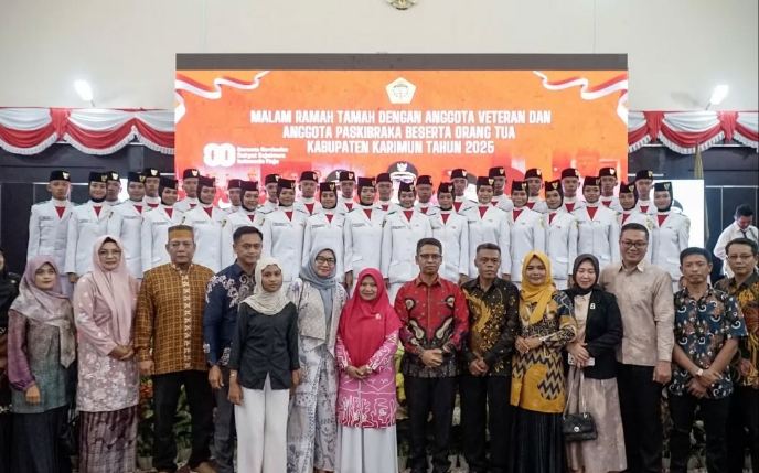Bupati berfoto berasma dengan anggota Paskibra dan orangtua saat malam ramah tamah di gedung nasional, tadi malam. (ft msaimi)