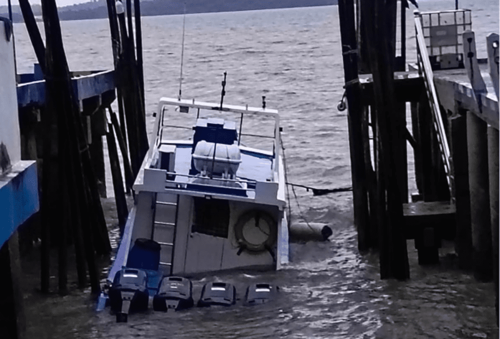 Kapal Karimun 2 yang kandas di pelantar Pinangsebatang Karimun, pagi tadi. (ft erwin)