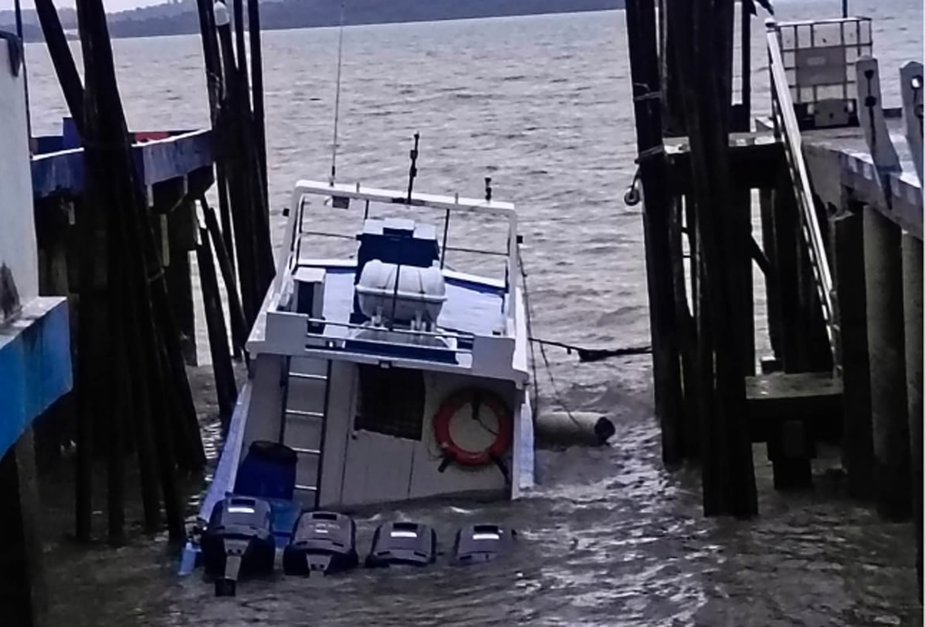 Kapal Karimun 2 yang kandas di pelantar Pinangsebatang Karimun, pagi tadi. (ft erwin)