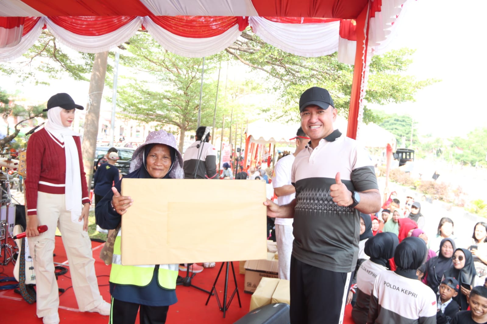 Kapolres Karimun saat memberikan hadiah doorprize kepada salah satu peserta acara di Coastal Area, pagi tadi. (ft humaspolreskarimun)