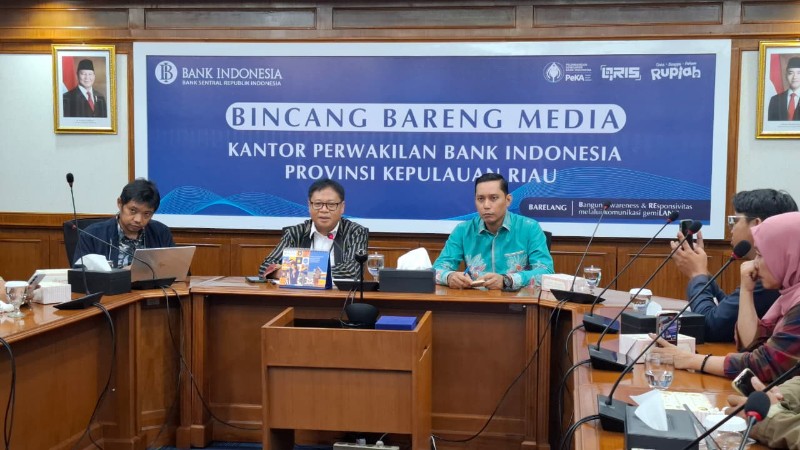 Kepala BI Kepri, Rony Widijarto (tengah) didampingi Kepala Dinas Koperasi dan UKM Kepri, Riki Rionaldi (batik hijau) dalam Bincang Bareng Media di Kantor BI Kepri di Batam, pagi tadi. (ft restu)